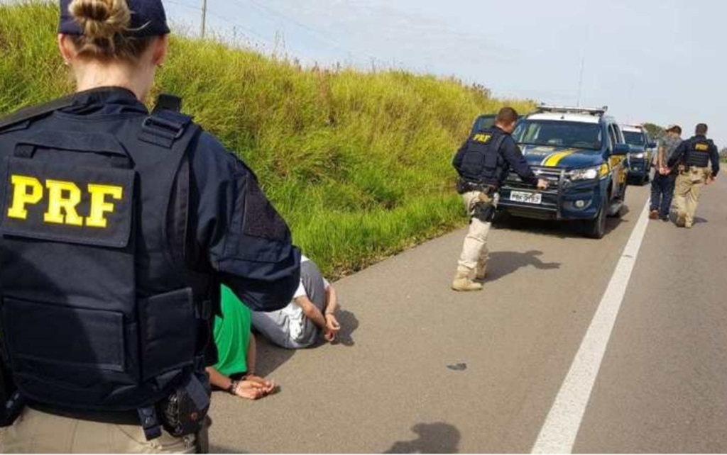 Cinco são presos com carro roubado e armamento em Caçapava do Sul