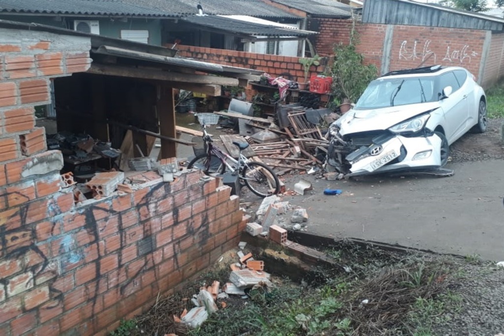 FOTOS: carro atropela, mata pedestre e atinge muro de casa em Santa Maria