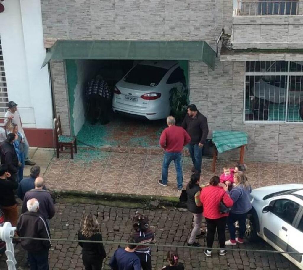 Motorista invade hotel com carro em Santiago
