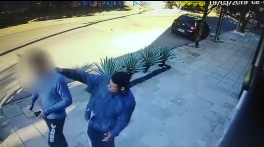 VÍDEO: homem agride jovem com facão no Centro de Santa Maria