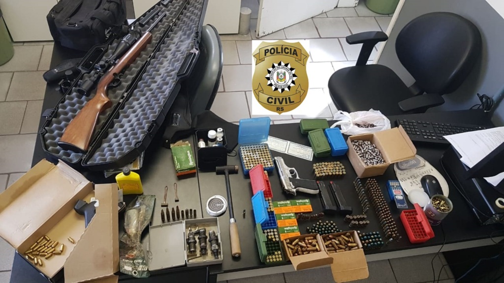 Polícia apreende rifle, pistola e munições em casa de empresário