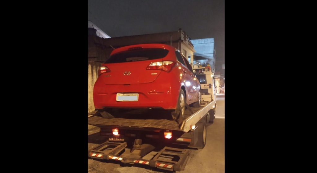 Motorista é presa em Santa Maria após ser flagrada dirigindo carro furtado de Viamão