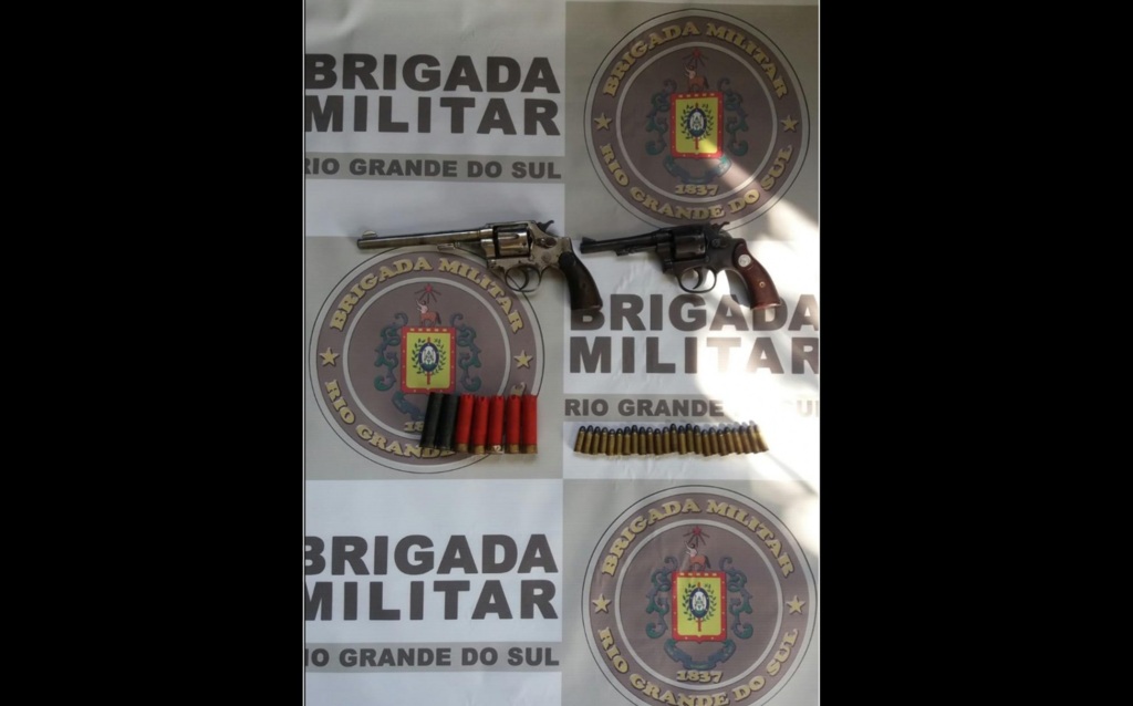 Dupla é detida por porte ilegal de arma de fogo durante barreira em Caçapava do Sul