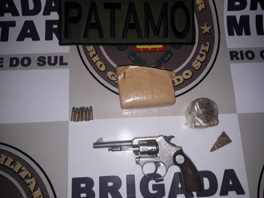 Jovem armado com revólver é detido por tráfico de drogas em Santa Maria