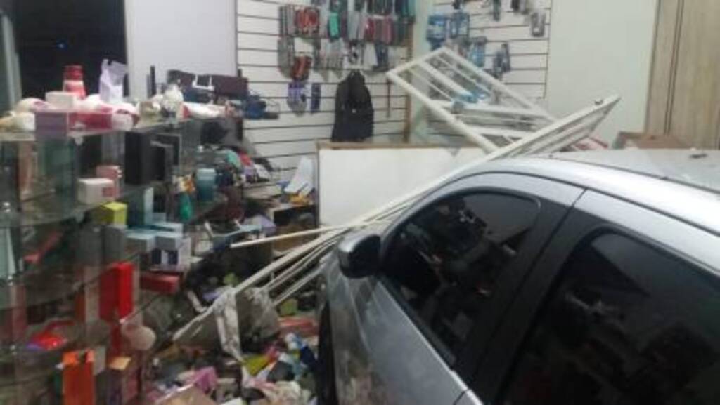 Adolescente de 14 anos invade loja com carro em São Gabriel