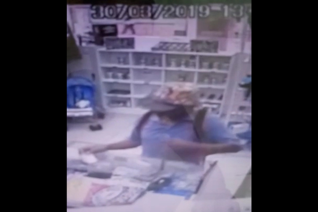 VÍDEO: criminoso anuncia assalto por meio de bilhete e foge com camisetas e dinheiro em Santa Maria