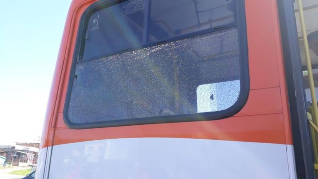 Ônibus da linha T. Neves é atingido por pedradas