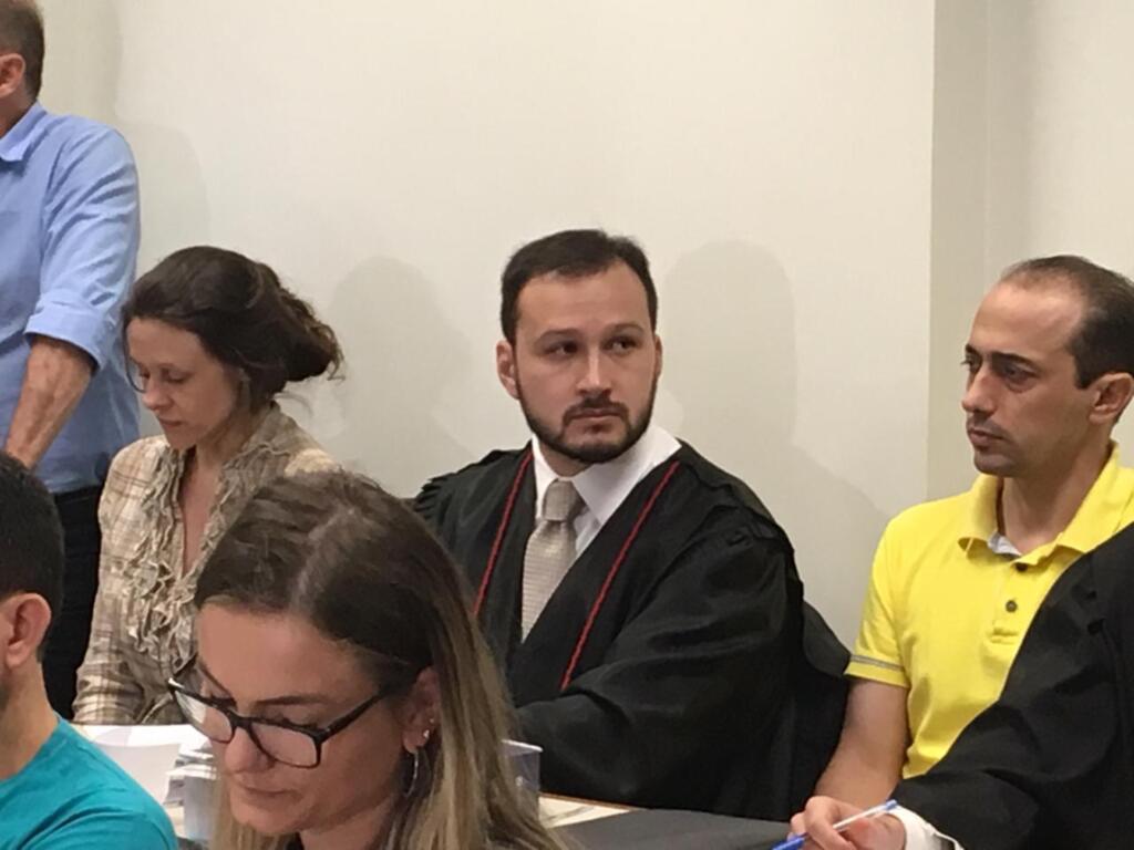 Naiôn Curcino (Diário) - Graciele Ugulini, madrasta de Bernardo, e Leandro Boldrini (de camisa amarela) sentaram juntos na sala do júri