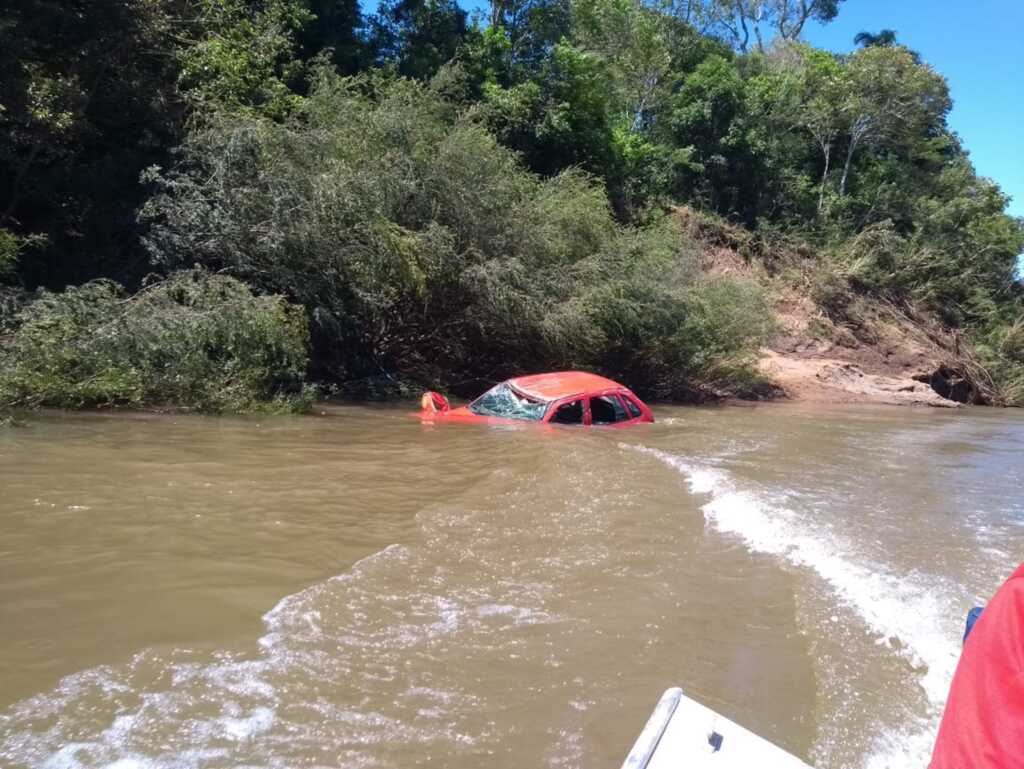 Idoso morre após carro cair no Rio Toropi