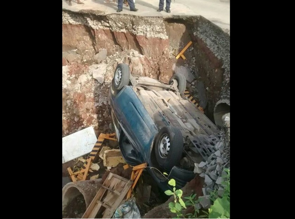 Motorista fica ferido ao cair em cratera no Alto da Boa Vista