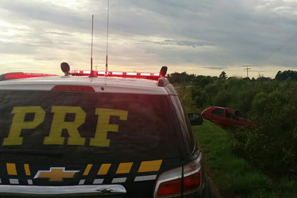 Jovem colide carro contra árvore e morre na BR-287