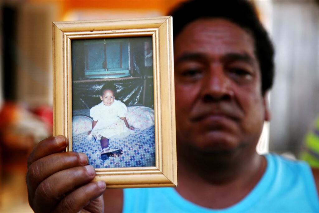 Foto: Renan Mattos (Diário) - Glênio dos Santos mostra a foto da filha ainda criança. Ana Elisiane foi morta e enterrada em um chiqueiro