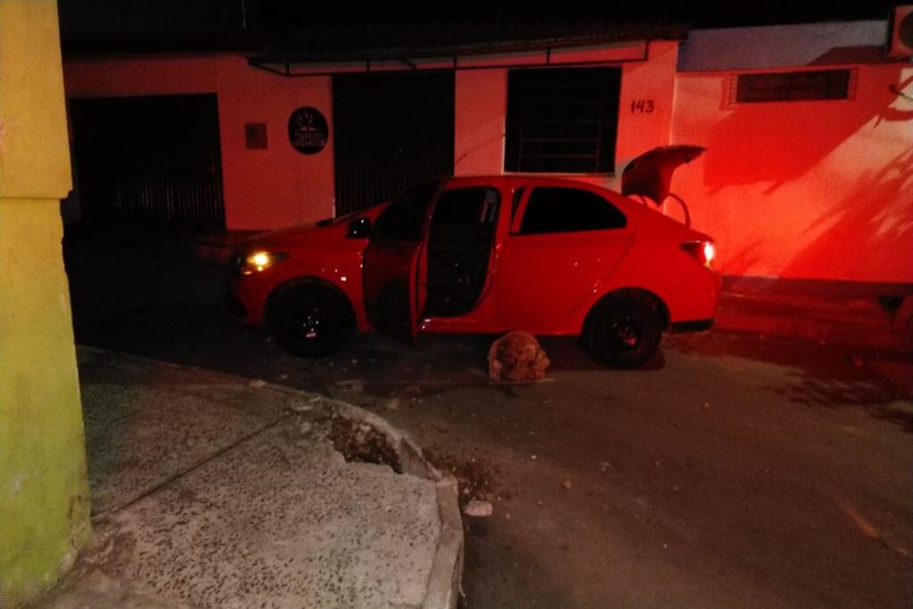 Após perseguição e troca de tiros, carro de Uber baleado é recuperado pela BM