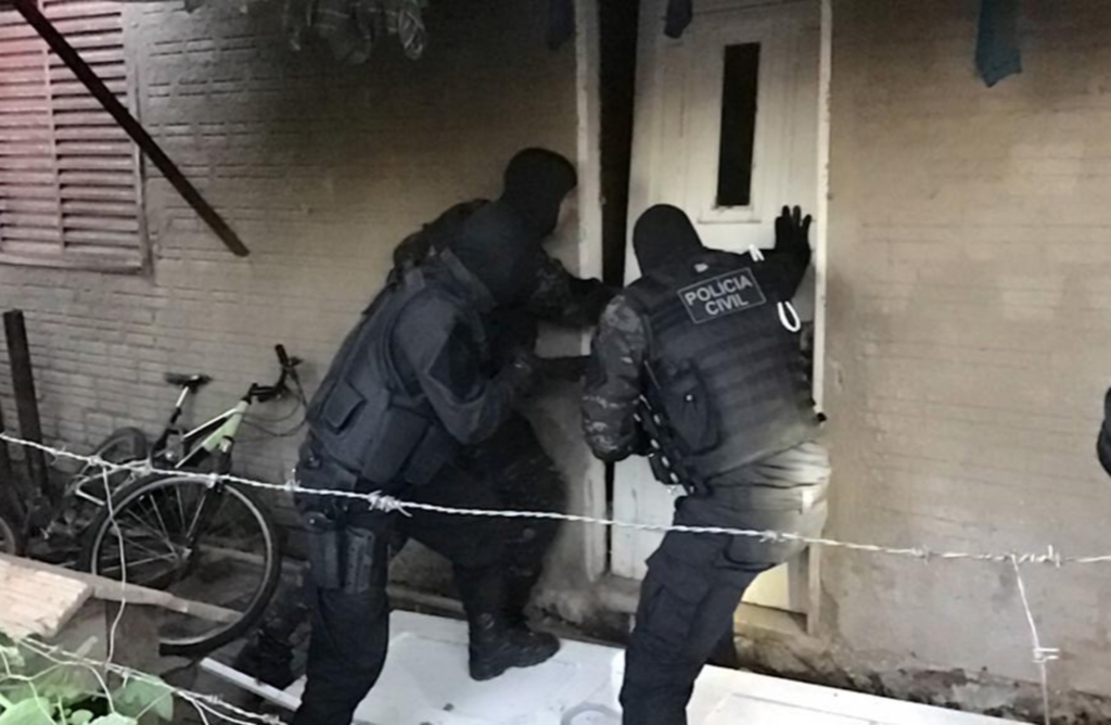 27 pessoas são presas durante operação em bairro de Santiago