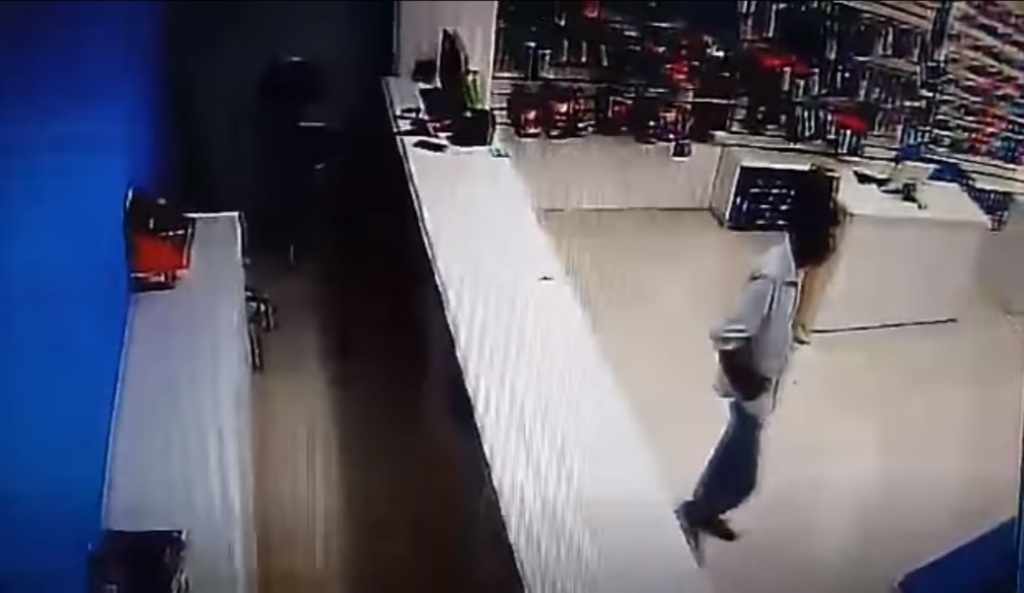 VÍDEO: câmeras flagram homem furtando celular de atendente em loja de Santa Maria