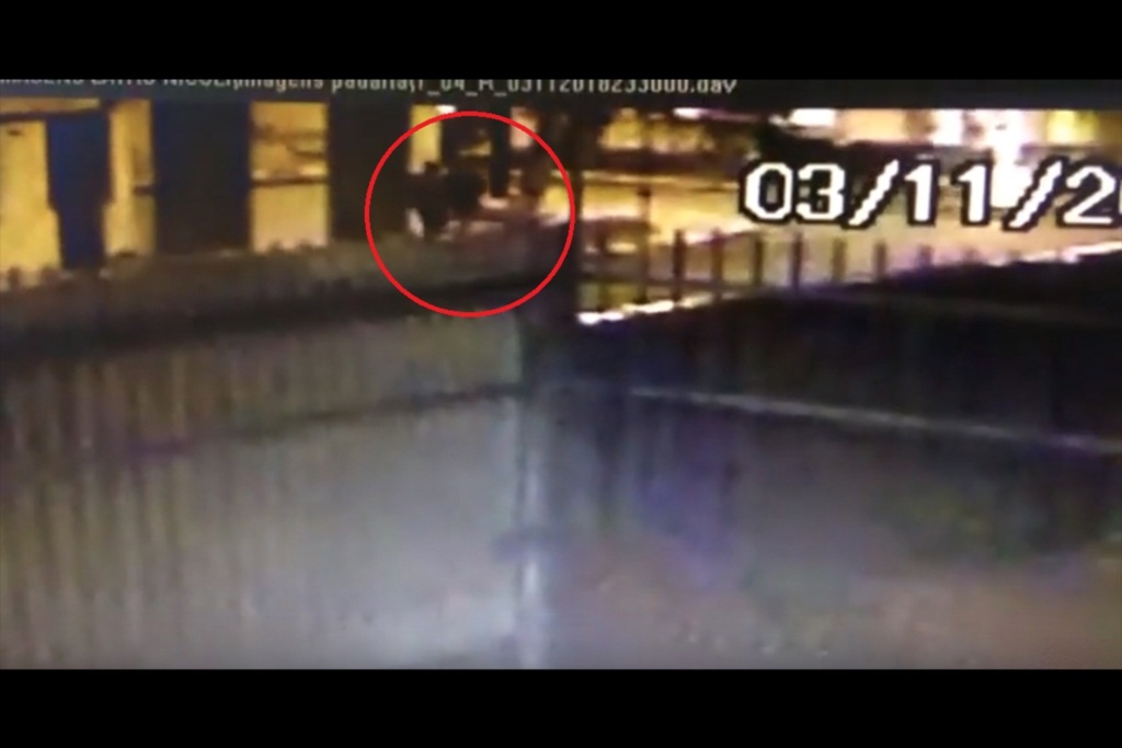 VÍDEO: câmeras flagram momento em que mulher é atacada por assaltantes no Centro de Santa Maria
