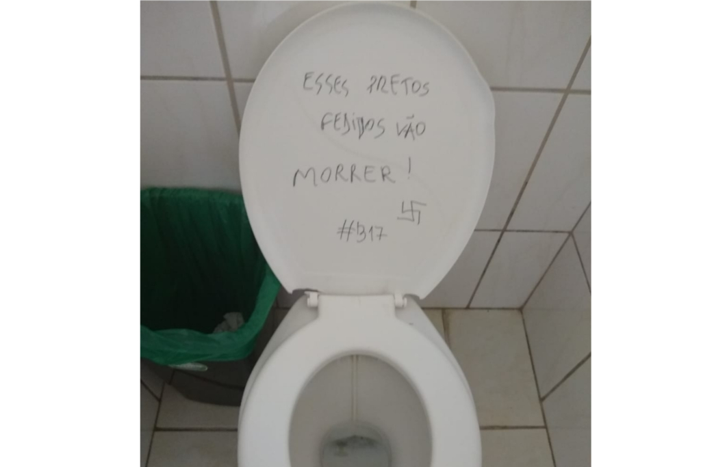 Colégio Politécnico investiga pichação de cunho racista em banheiro