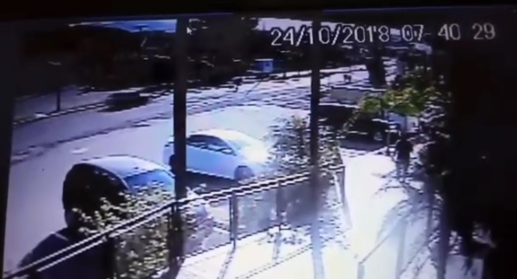 VÍDEO: câmeras flagram momento em que idosa é atropelada em Santa Maria