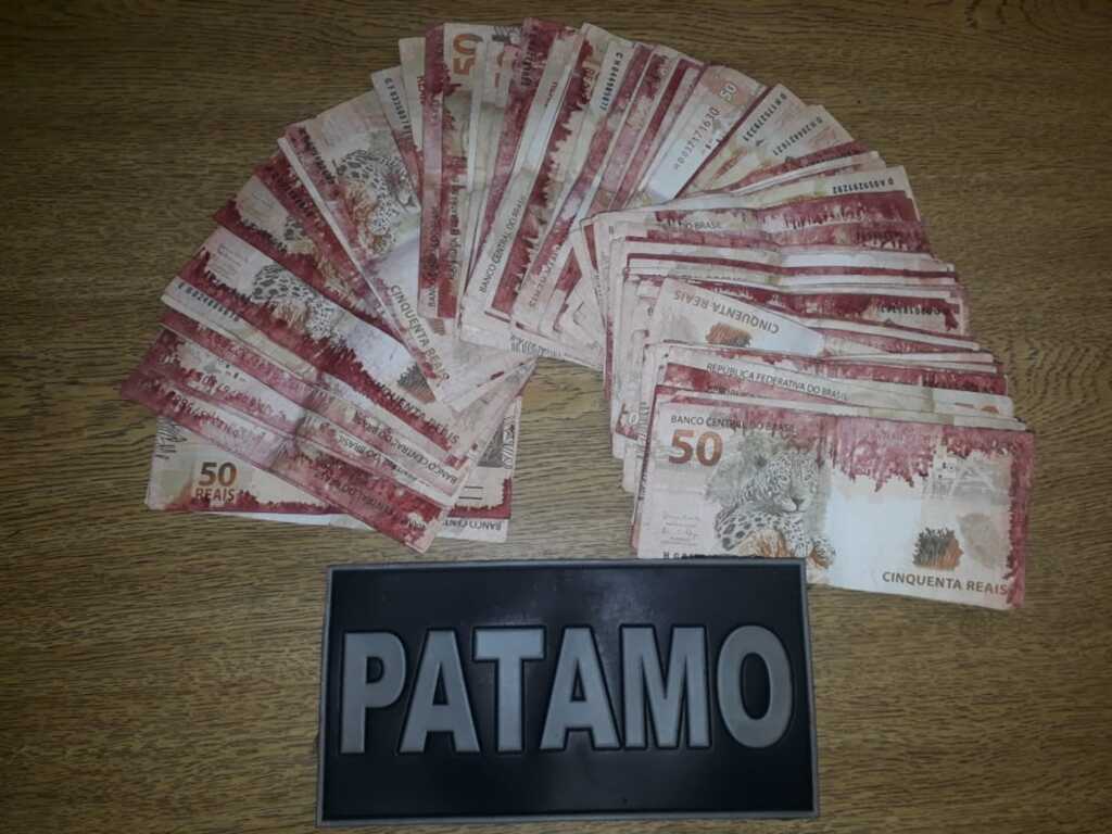 Polícia suspeita que dinheiro apreendido com mulher é roubado de banco