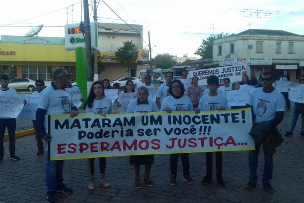 Protesto em Restinga Sêca pede justiça por morte de operador de máquina