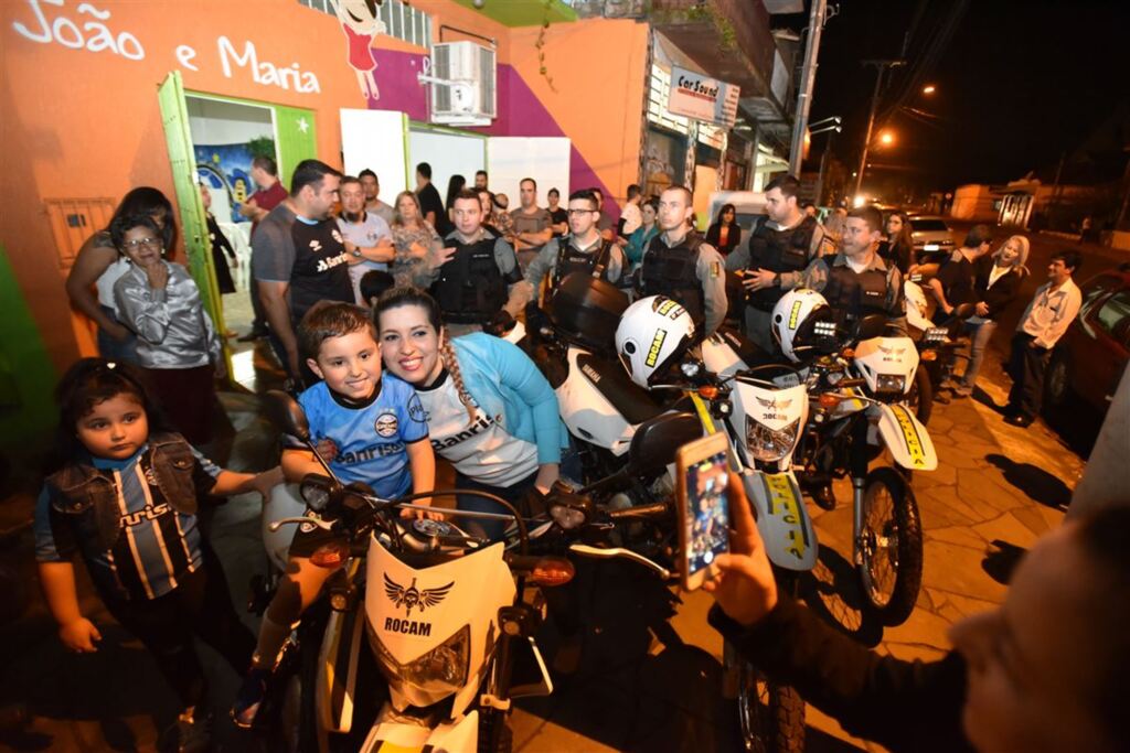 título imagem VÍDEO: fã das motos da Brigada Militar, menino é surpreendido em festa de aniversário