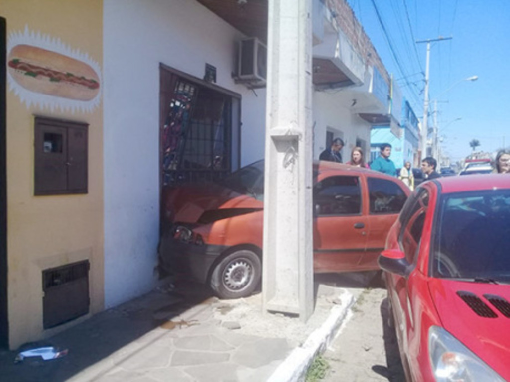 Motorista se distrai com cachorro no banco do passageiro e atropela jovem em São Gabriel