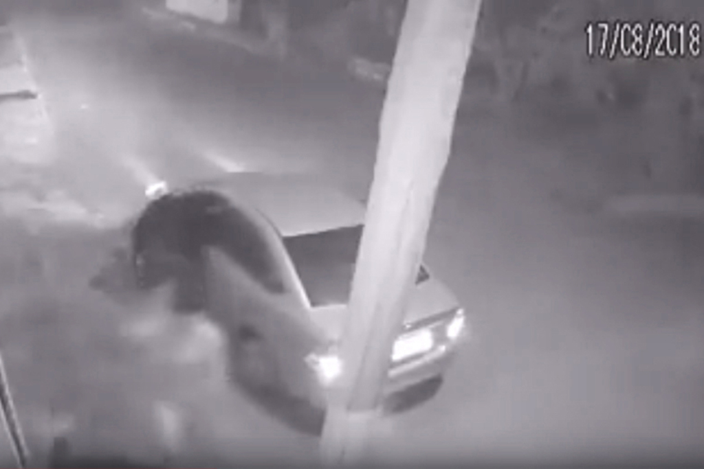 VÍDEO: homem é flagrado nu saindo de carro em rua de Santa Maria