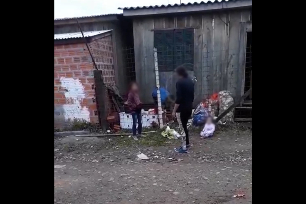 VÍDEO: bebê é deixada no chão molhado chorando durante briga de casal em Santa Maria