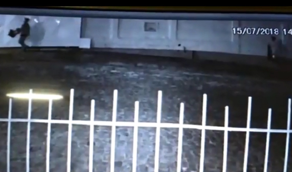 VÍDEO: dupla é flagrada furtando estrutura da iluminação pública na Vila Belga