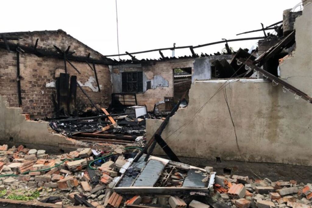 Família perde a casa em incêndio em São Sepé e pede ajuda