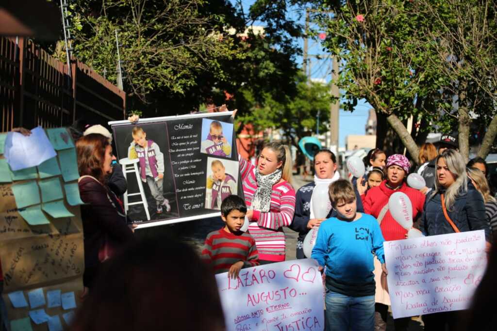 Protesto pede por justiça no caso de menino morto no Bairro Caturrita