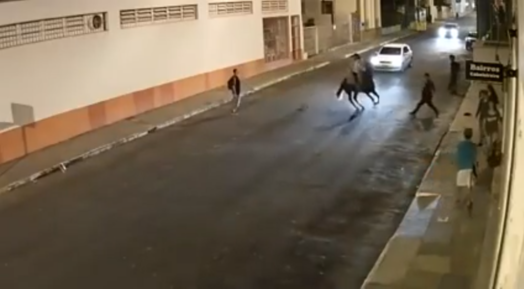 VÍDEO: cavalarianos usam relho para agredir skatista em São Gabriel