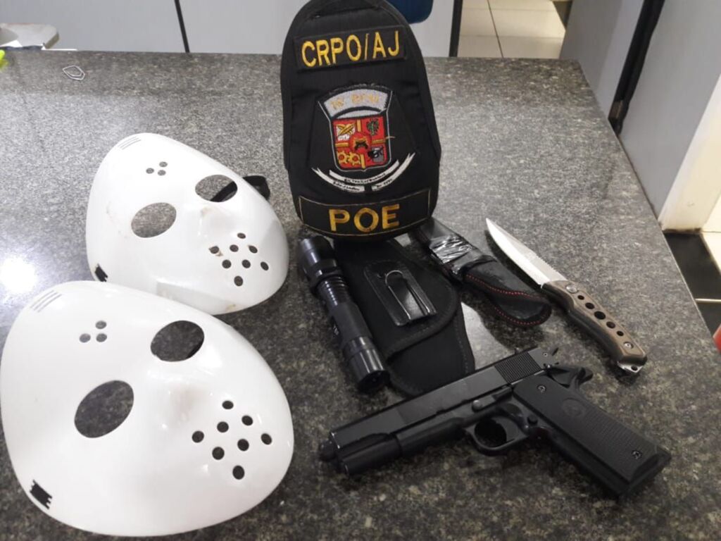 Dupla é detida após assalto a pedestres com máscaras de filme de terror