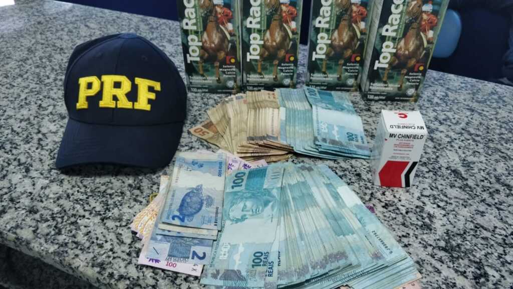 PRF apreende suplementos contrabandeados e mais de R$ 30 mil na BR-392