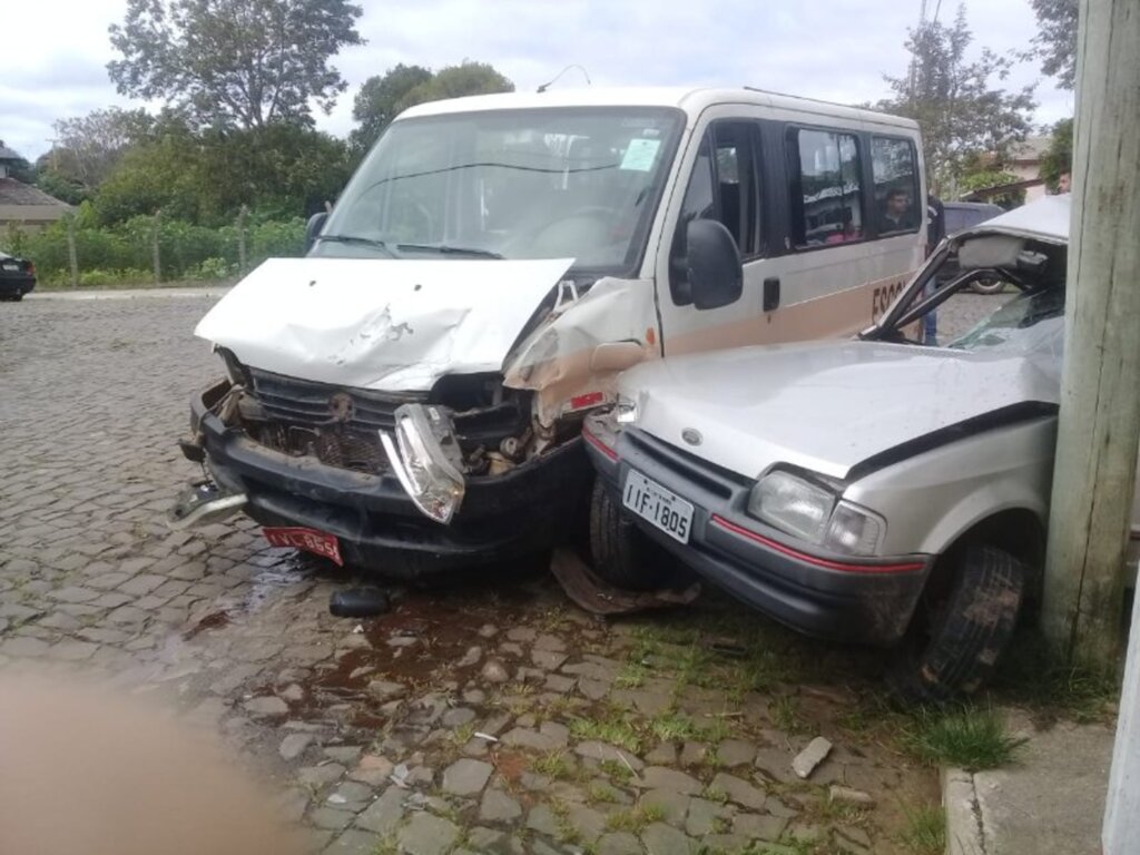 Acidente entre carro e van escolar deixa dois feridos em São Pedro do Sul