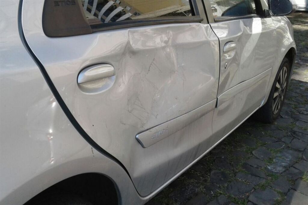 Foto: Arquivo Pessoal - Segundo a vítima, torcedores atacaram veículo com socos e pontapés
