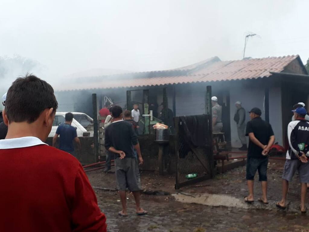 Pai e filho morrem em incêndio em Santiago