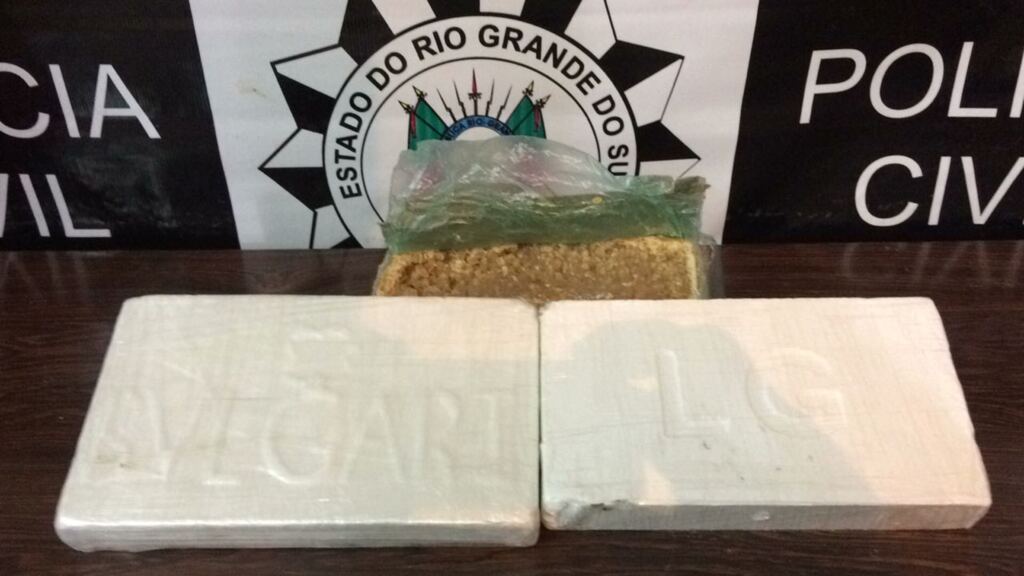 Dois são presos com três quilos de cocaína e crack em Santa Maria