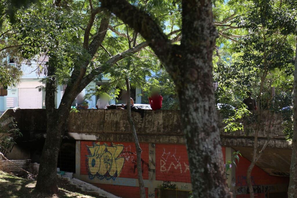 Foto: Charles Guerra (Diário) - Vizinhos relatam perturbação por guardadores que ficam no local