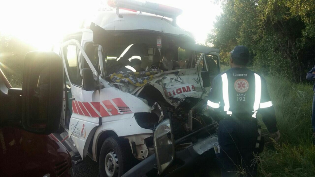 Acidente entre caminhão e ambulância deixa um ferido em Jaguari