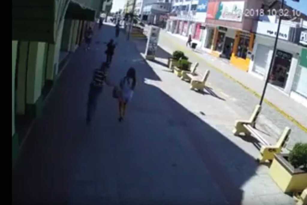 VÍDEO: jovem é arrastada por assaltante em São Gabriel
