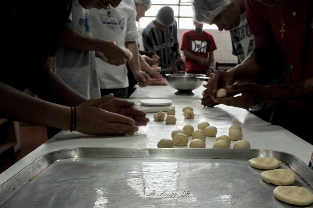 Foto: Charles Guerra (Diário) - Adolescentes com passagem pelo Case e Casemi aprenderam a arte da culinária