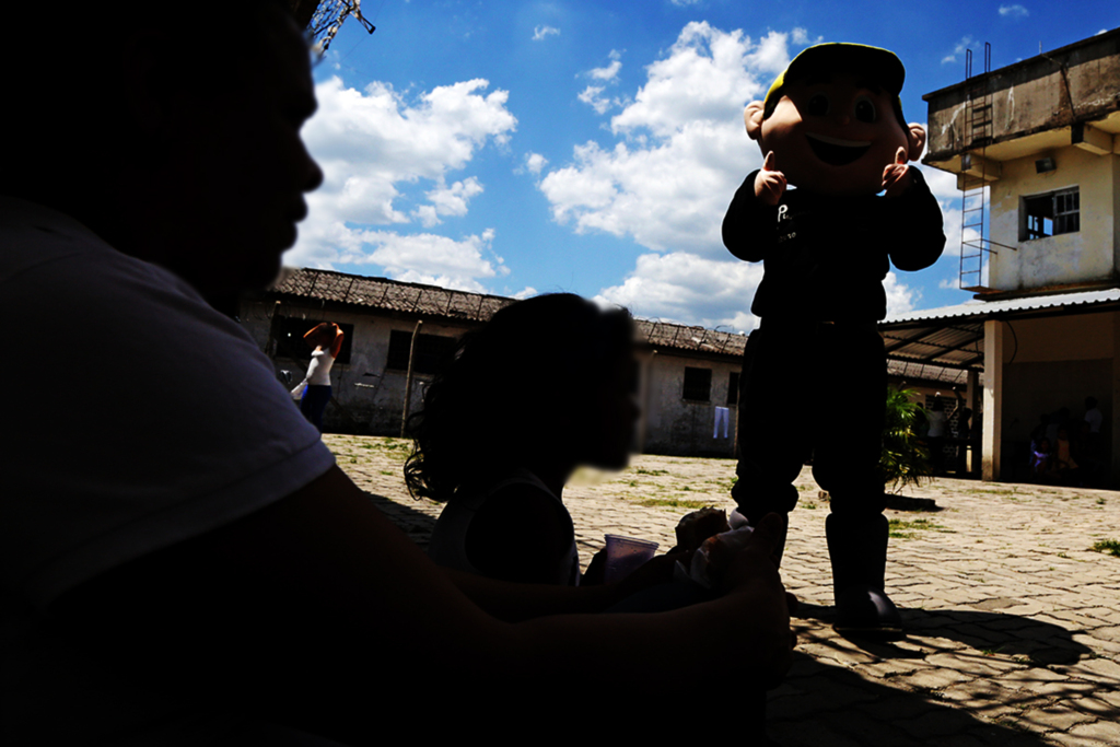 Foto: Lucas Amorelli (Diário) - Mascote Xerifinho animou as crianças na tarde de recreação