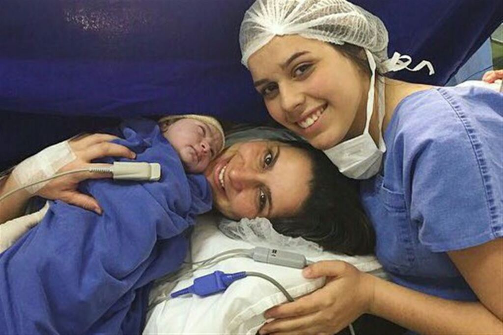 Logo após o parto, mamãe e bebê ficam sempre juntos em Hospital da região -  Hospital São Francisco