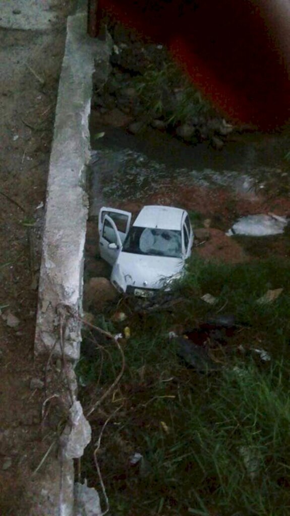 Carro cai no Arroio Cadena ao despencar de ponte na Vila Renascença