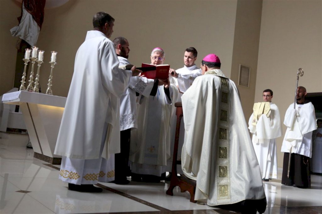 Marcelo Oliveira (Diário) - Em cermiônia, Dom Giambattista Diquattro entrega vestimenta litúrgica ao arcebispo arquidiocesano