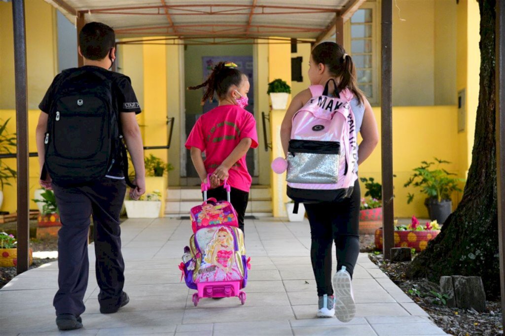 Após dois meses, mais de 600 alunos da rede estadual estão sem transporte escolar na região