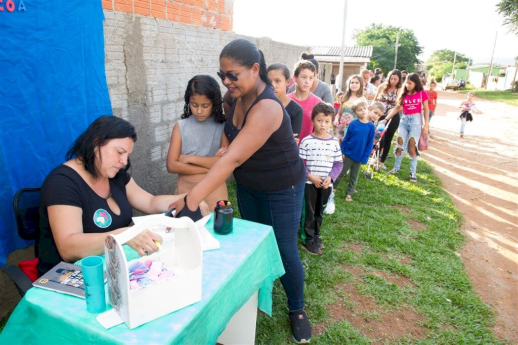 ONG distribui 250 ovos de Páscoa para crianças da Vila Lorenzi