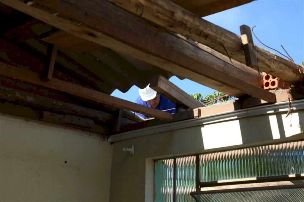 VÍDEO: Escola municipal João Hundertmark começa reparo no telhado destruído em temporal