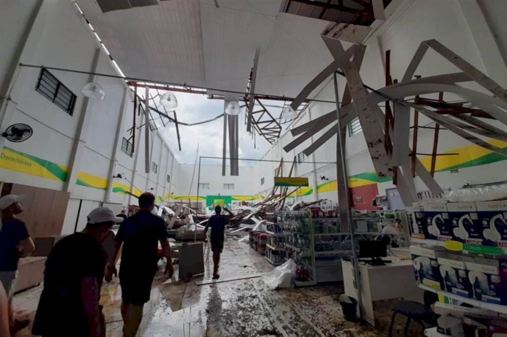 título imagem Temporal arranca telhado de loja e deixa casa totalmente destruída em São Pedro do Sul